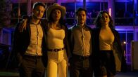 Blutige Anfänger – Marc (Timmi Trinks, l.), AC (Jane Chirwa, 2.v.l.), Kilian (François Goeske, 2.v.r.) und Aylin (Asli Melisa Uzun, r.) haben einen Grund zu feiern.