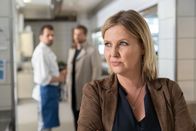 Die Chefin – Vera Lanz (Katharina Böhm), im Hintergrund stehen zwei Männer.