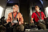 Mayday - Alarm im Cockpit – Venezolanische Ermittler (gespielt von Anthony Cortese und Lenno Britos) testen eine Theorie darüber, was den Absturz des Fluges 518 der Santa Barbara Airlines verursacht hat, indem sie die Aktionen der verunglückten Piloten in einem identischen Flugzeug reproduzieren.