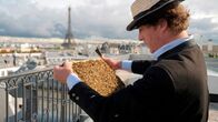 Salut Paris! Zwischen Eiffelturm und Bienenstock – Der Pariser Stadtimker Audric de Campeau.