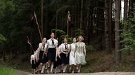 Life After Life – Klara (MHAIRI GAYER) und Ursula Todd (THOMASIN MCKENZIE), Komparsen.