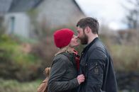 From Darkness – Claire (Anne-Marie Duff) verabschiedet sich von Norrie (Richard Rankin), denn sie hat sich dazu entschlossen, der Polizei von Manchester bei den Ermittlungen zu unterstützen.