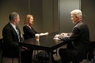 Navy CIS – Haben Gene Isaacson (Andy Milder, l.) und Rebecca Chase (Jeri Ryan, M.) etwas mit dem aktuellen Fall zu tun? Gibbs (Mark Harmon, r.) und sein Team versucht dies herauszufinden ...