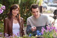 Man Seeking Woman – Whitney (Minka Kelly, l.); Josh Greenberg (Jay Baruchel, r.)