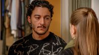 Rote Rosen – Elyas (Mehmet Daloğlu l.) hält die Wäscherei weiterhin besetzt, und Victoria drängt Bella (Alessia Mazzola r.) dazu, eine Räumungsklage einzureichen. Bella (Alessia Mazzola r.) hadert mit diesem harten Schritt, ist aber angesichts Elyas' (Mehmet Daloğlu l.) Starrsinn dann doch bereit dazu…