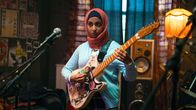 We Are Lady Parts – Amina (Anjana Vasan) fasst all ihren Mut, um der Band "Lady Parts" vorzuspielen – doch kann sie sie überzeugen?