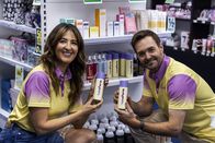 Sunny Nights – Vicki (D'Arcy Carden, l.); Martin (Will Forte, r.)