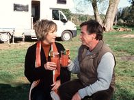 Mutter kommt in Fahrt – Eva Maria (Gila von Weitershausen) und ihr Mann Herbert (Elmar Wepper) erleben einen seltenen Moment des Campingglücks, bevor das Chaos über sie hereinbricht.