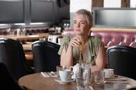 Life – Belle (Victoria Hamilton) trinkt sich das Treffen mit Ex-Mann Neil und seiner neuen Flamme Julia schön.