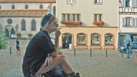 Missing Lisa – Zoë (Violet Braeckman) hat eigentlich zu Beginn der Reisen das Rauchen aufgegeben. Doch ihr fällt es schwer, wirklich darauf zu verzichten.