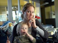 Tatort – Dass sie sich als Assistentin von Ballauf und Schenk durchgehend um die Sorgen und Nöte ihres Chefs kümmern muss, kennt Franziska Lüttgenjohann (Tessa Mittelstaedt) bereits. Doch Babydienste in der Mordkommission zählten bisher nicht zu ihrem Jobprofil.