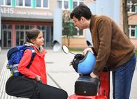 Seit du da bist – Jarek (Manuel Rubey) und Lilia (Allegra Tinnefeld) vor der Schule.
