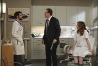 How I Met Your Mother – Erst nachdem sich Lily (Alyson Hannigan, r.) und Marshall (Jason Segel, M.) überzeugt haben, dass es sich bei Dr. Stangel (Neil Patrick Harris, l.) nicht um Barney handelt, lässt sich Lily untersuchen ...