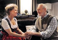 Sturm der Liebe – ARD STURM DER LIEBE FOLGE 1304 Uhr im ERSTEN. Hildegard (Antje Hagen, l.) und Alfons (Sepp Schauer, r.) sind froh, dass sie sich wiederhaben.