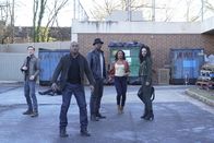 MacGyver – MacGyver (Lucas Till, l.), Riley (Tristin Mays, r.) und Jack sollen einen ehemaligen Regierungsangestellten schnappen, doch dabei treffen sie auf die Kopfgeldjägerfamilie Colton (Jermaine Rivers, 2.v.l.; Lance Gross, M.; Javicia Leslie, 2.v.r.), die in dem Auftrag ein lukratives Geschäft wittert ...