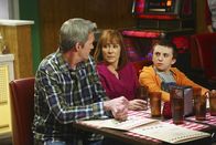 The Middle – (v.l.n.r.) Mike (Neil Flynn); Frankie (Patricia Heaton); Brick (Atticus Shaffer)