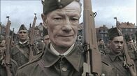 Apokalypse Zweiter Weltkrieg – SCREEN GRAB: Vereinigtes Königreich, 1940 - Freiwillige der "British Home Guard" bei einer Parade. (Credit: CC & C)