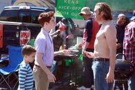 The Mick – Jimmy (Scott MacArthur, r.) soll mit Ben (Jack Stanton, l.) einen Männertag verbringen, damit sie sich nicht mehr wie Weicheier benehmen. Doch Chip (Thomas Barbusca, M.) ist das männliche Verhalten zu primitiv.