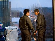 Tatort – rbb Fernsehen TATORT: DER TOTE CHINESE, Kriminalfilm, Deutschland 2008, Buch: Hendrik Handloegten und David Keller, Regie: Hendrik Handloegten Uhr. Mitarbeiter der Putzkolonne (von links): Wen Hai Wan (Chike Chan) und sein Vorarbeiter Chang Ho (Jonathan Chan-Pensley).