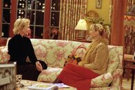 Friends – Phoebe (Lisa Kudrow, re.) versucht sich bei der Ehefrau von Sting (Trudie Styler) anzubiedern, um noch Karten für ein Konzert des Sängers zu bekommen.