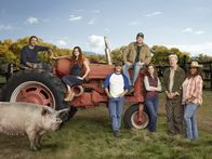 Bless This Mess – (v.l.n.r.) Mike (Dax Shepard); Rio (Lake Bell); Jacob (JT Neal); Beau (David Koechner); Kay (Lennon Parham); Rudy (Ed Begley Jr.); Constance (Pam Grier)