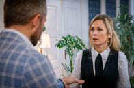 Sturm der Liebe – Yvonne (Tanja Lanäus, r.) erwischt es kalt, dass Erik (Sven Waasner, l.) und Ulrike sich geküsst haben.