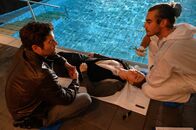 SOKO Stuttgart – Paul Steinfeld (Stefan Siewert,M.) hat in einer Rehaklinik im Bundesfreiwilligendienst gearbeitet. Jetzt liegt er tot neben dem Pool der Klinik. Können erste Erkenntnisse von Benedikt Förster (Florian Wünsche, r.) über Opfer, Tatwaffe und gegebenenfalls Tathergang Jo Stoll (Peter Ketnath, l.) bereits den richtigen Weg weisen?