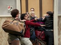 The Big Bang Theory – (v.l.n.r.) Leonard Hofstadter (Johnny Galecki); Rajesh Koothrappali (Kunal Nayyar); Amy Farrah Fowler (Mayim Bialik); Sheldon Cooper (Jim Parsons); Penny (Kaley Cuoco); Bernadette (Melissa Rauch); Howard Wolowitz (Simon Helberg)
