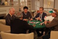How I Met Your Mother – Das Trauzeugen-Poker-Spiel ist in vollem Gange: (v.l.n.r.) Tim Gunn (Tim Gunn), Ranjit (Marshall Manesh), Ted (Josh Radnor), Barney (Neil Patrick Harris) und William Zabka (William Zabka) ...