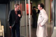 Dr. House – House (Hugh Laurie) erfährt von Wilson (Robert Sean Leonard), dass dessen Patientin in der Zwischenzeit verstorben ist.