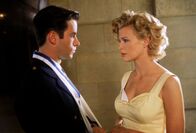 L.A. Confidential – Der Polizist Ed Exley (Guy Pearce) und das Callgirl Lynn Bracken (Kim Basinger) freunden sich miteinander an.