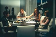 The Glass House – Ruby Baker (Leelee Sobieski, r.) und ihr kleiner Bruder Rhett (Trevor Morgan, l.) wohnen nun bei Erin (Diane Lane, 2.v.r.) und Terry Glass (Stellan Skarsgård, 2.v.l.). Ruby und Rhett vermissen nicht nur ihre Eltern, es fällt ihnen auch zunehmend schwerer, ihren Adoptiveltern zu vertrauen.