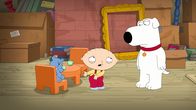Family Guy – Als Stewie (M.) seinen alten Teddy Oscar (l.) auf dem Dachboden findet, ist er total durcheinander. Doch kann Brian (r.) ihm weiterhelfen?