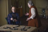 American Horror Story – Liz Taylor (Denis O'Hare, l.); Iris (Kathy Bates, r.)
