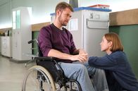 In aller Freundschaft – Elias Adler (Gareth McGregor) erklärt seiner Freundin Clara Rudloff (Paulina Hobratschk), warum er mit ihrer Mutter im Auto war, als sie den Unfall hatten.