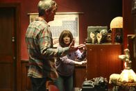 The Middle – Mike (Neil Flynn, l.) erfährt von Frankies (Patricia Heaton, r.) Traum, in dem sie mit Frank Sinatra rummacht ...
