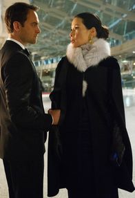 Elementary – Alles spricht dafür, dass Watsons (Lucy Liu, r.) neuer Boss, Del Gruner (Stuart Townsend, l.), Kittys Entführer ist, doch im Verhör streitet er alle Anschuldigungen ab ...