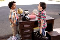 The Middle – Brick (Atticus Shaffer, r.) verdient sein Geld damit, dass er der ganzen Nachbarschaft gute Ratschläge gibt ...