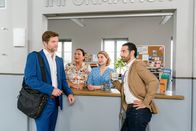 Die Rosenheim-Cops – Chef-Controller Markus Herrmann (Peter Ketnath, l.) aus München lernt die Rosenheimer Kollegen Marianne Grasegger (Ursula Maria Burkhart, 2.v.l.), Christin Lange (Sarah Thonig, 2.v.r.) sowie Daniel Donato (Paul Brusa, r.) kennen.