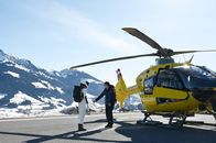 Der Bergdoktor – Tim (Lennart Betzgen) hat eine tolle Überraschung für seine Freundin Natalie (Emilia Bernsdorf): sie darf im Helikopter mitfliegen!