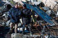 Mayday - Alarm im Cockpit – Al Dickinson (played by Kurt Logan) consults with a fellow investigator at the site of the crash of United Express 6291.