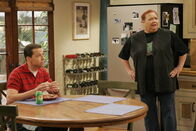 Two and a Half Men – Alan (Jon Cryer, l.) erzählt Charlie von den Freuden der Vaterschaft, während sein Sohn Jake die Toilette verstopft. Berta (Conchata Ferrell, r.) ist entsetzt ...