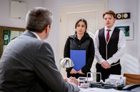Sturm der Liebe – Christoph (Dieter Bach, l. mit Lukas Leibe, r.) erklärt sich weiterhin bereit, Lales (Yeliz Simsek, M.) Weiterbildung zu finanzieren.