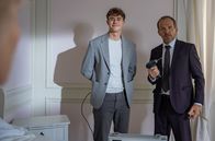 Sturm der Liebe – Markus (Timo Ben Schöfer, r. hinten mit Sabine Werner, l. vorne) ist elektrisiert, als Philipp (Robin Schick, M. hinten) und er Hagens Bilder finden.