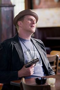 Inside Out – Schon nach wenigen Stunden in Freiheit wird A.J. gemeinsam mit Jack (Michael Rapaport) in eine Schießerei verwickelt.