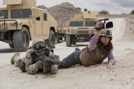 Whiskey Tango Foxtrot – Um ihrem geregelten, langweiligen Leben zu entkommen, reist Kim Baker (Tina Fey, r.) als Kriegsreporterin nach Afghanistan. Ist das wirklich eine gute Entscheidung?