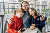 Die Glücksspieler – Ines (Katharina Schüttler) mit ihren beiden Kindern Emma (Luise Gleich) und Sammy (Milo Mahir).