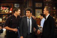 How I Met Your Mother – Ted (Josh Radnor, M.) und Barney (Neil Patrick Harris, r.) bekommen es im Hotel mit einem fremden Typen (Andrew Rannells, l.) zu tun, der sogleich für reichlich Unruhe und Ärger sorgt ...