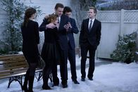 How I Met Your Mother – Die ganze Clique ist zu Marshalls Familie nach Minnesota gereist, um dort an der Trauerfeier für Marshalls Vater teilzunehmen. Um Marshall in dieser schweren Zeit aufzuheitern, hat jeder seine ganz eigene Idee. Ted (Josh Radnor, 2.v.r.), Marshall (Jason Segel, M.), Barney (Neil Patrick Harris, r.), Lily (Alyson Hannigan, 2.v.l.) und Robin (Cobie Smulders, l.) ...