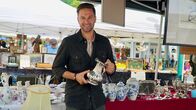 Hoagascht – Richard Deutinger posiert für ein Foto am Flohmarkt in Bad Ischl